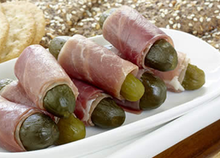 Gherkins enveloppés dans le prosciutto