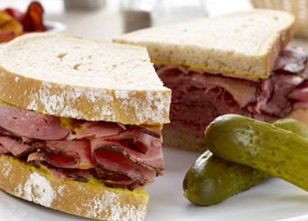 Sandwich de charcuterie et cornichon 