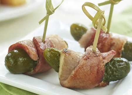 Gherkins envelopp&eacute;s de bacon