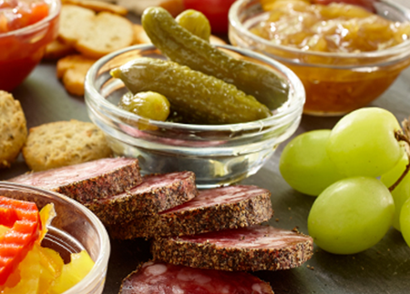 Plateau de charcuterie &eacute;pic&eacute;e avec tartinade piquante